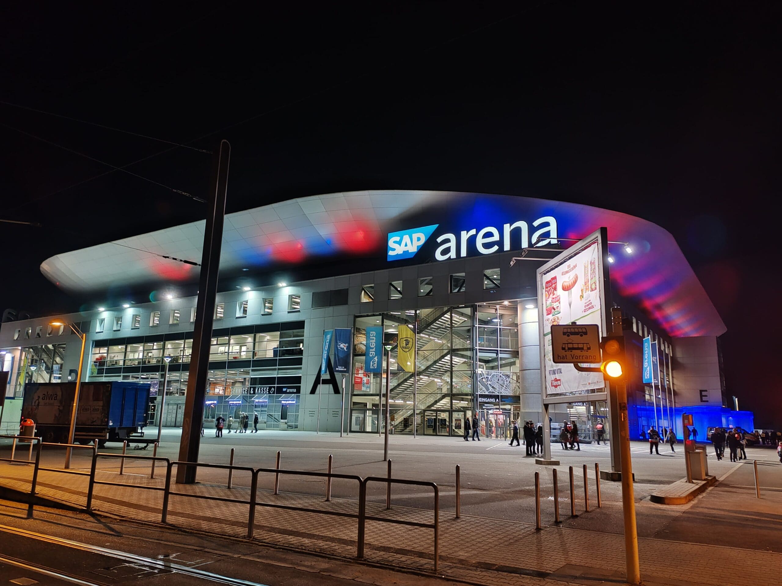 Die SAP Arena leuchtet nach einer Veranstaltung in den passenden Farben, hier blau und rot für die Adler Mannheim. © Stefanie Afisa