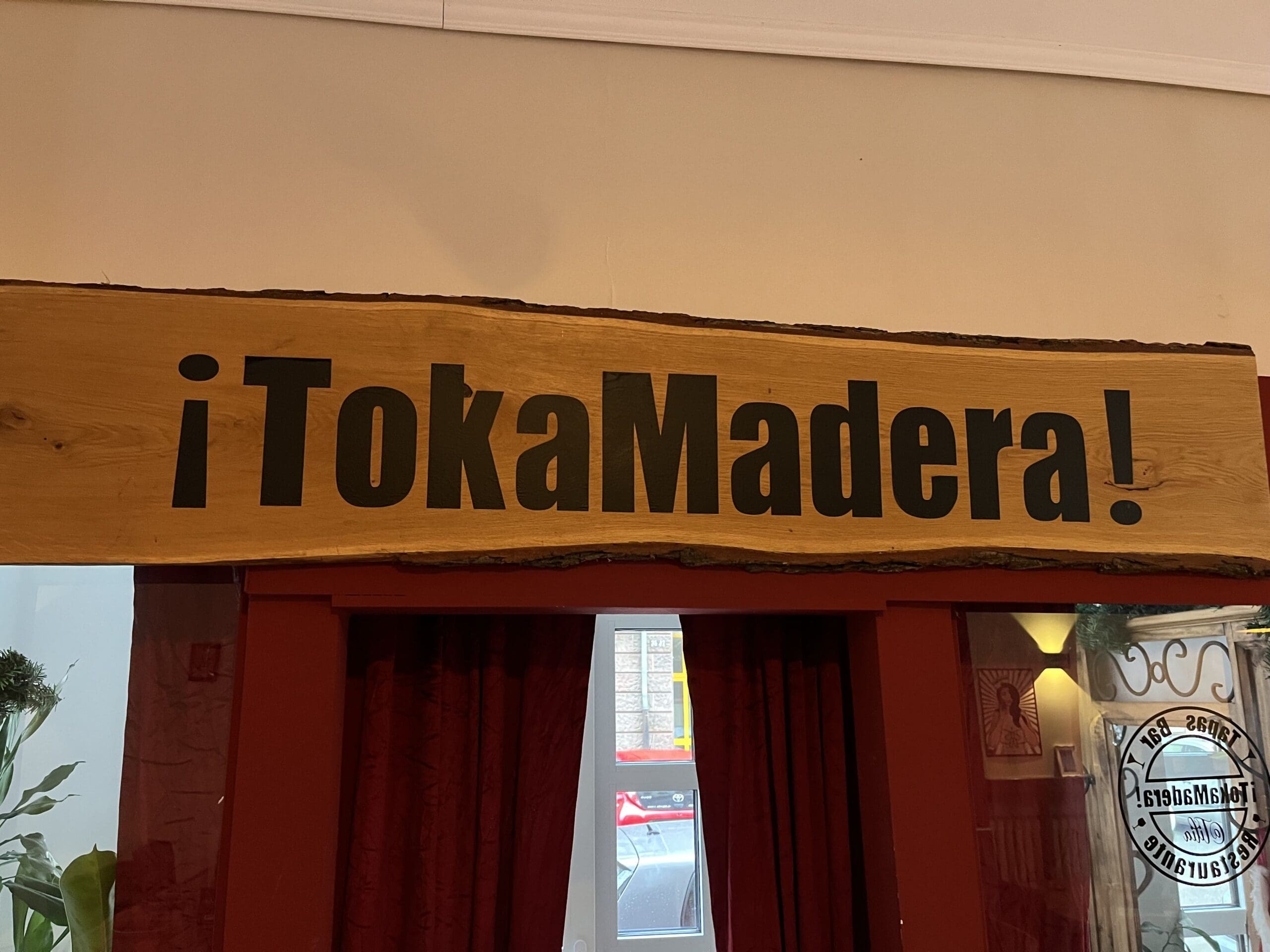 Willkommen im TokaMadera: Der Name des Restaurants. © Lea Willer