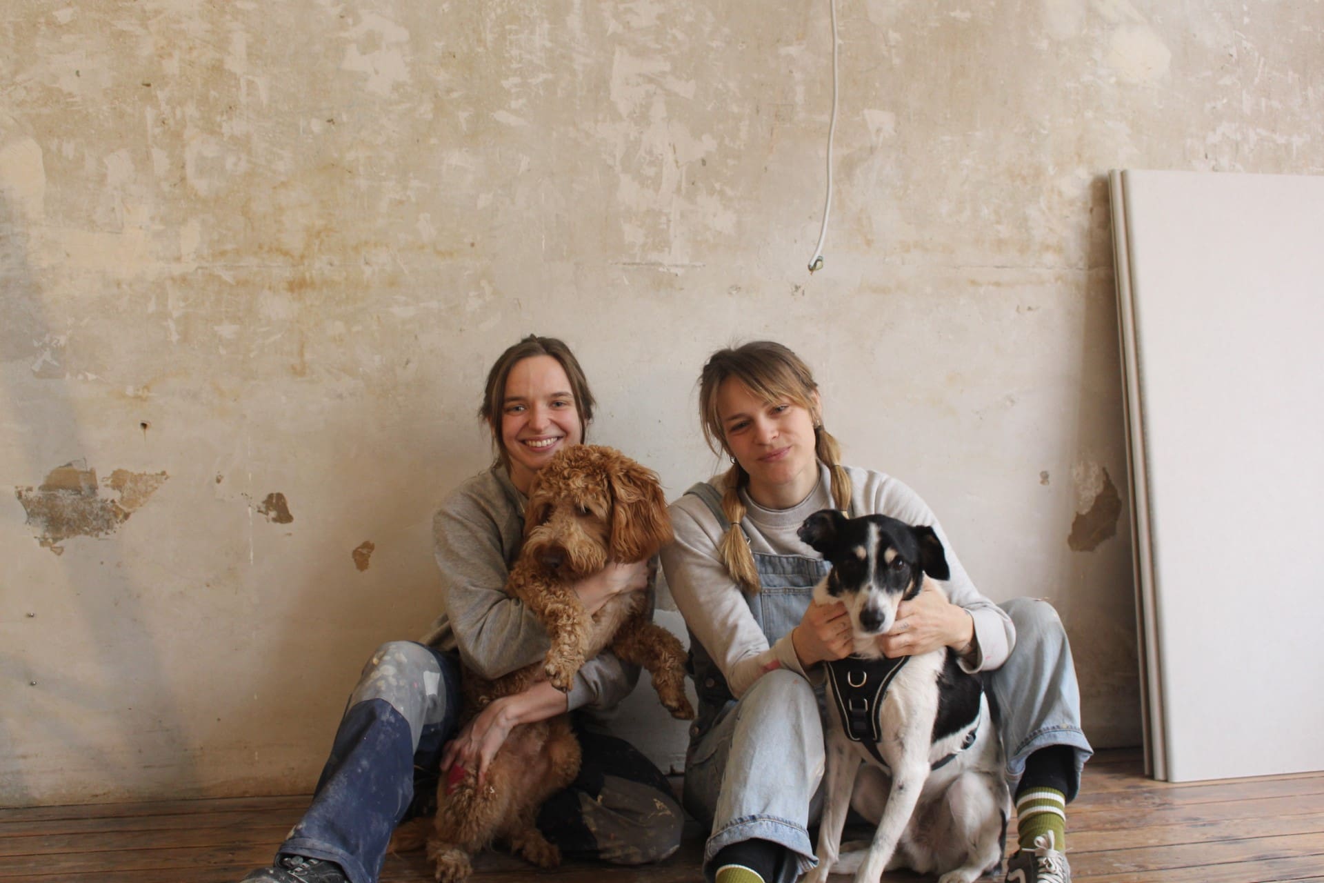 Die beiden Inhaberinnen und ihre Hunde. © Café Karl-Otto