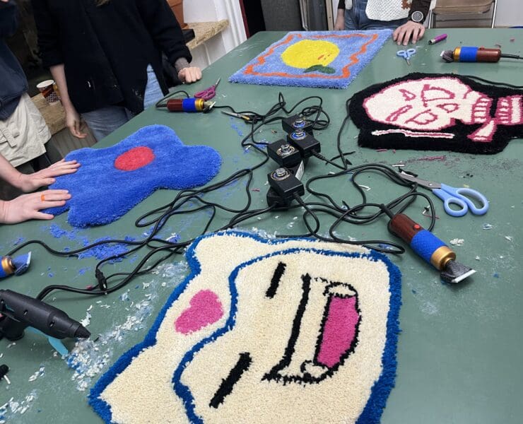 Im letzten Schritt schert man die Oberfläche auf eine angenehme Länge. Oddly satisfying. © Milena Hartmann