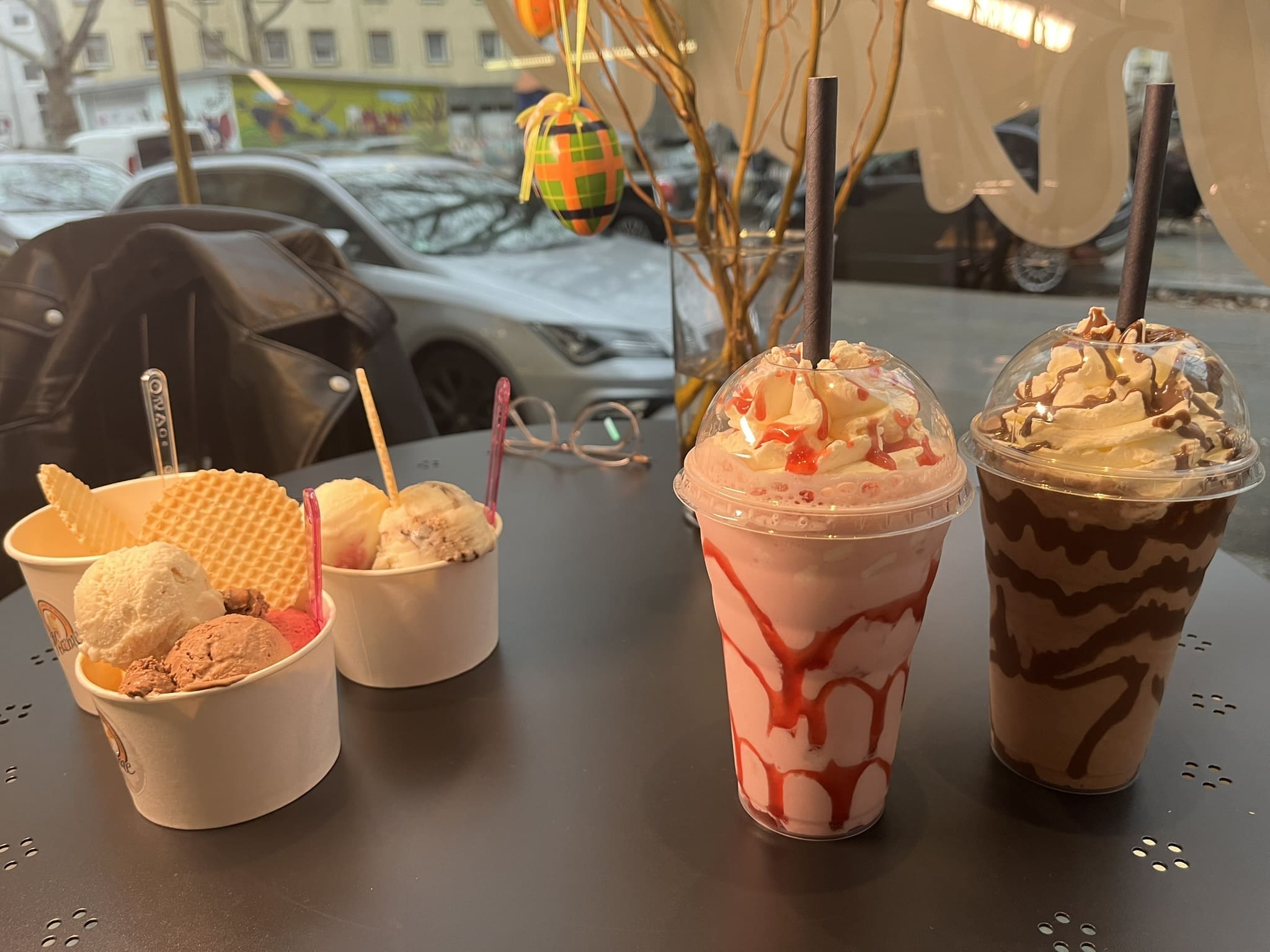 Neben einer große Eisauswahl gibt es auch Kaffee und leckere Milchshakes. © Daniela Steinbrenner