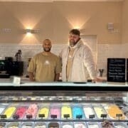 Binjamin und Martin haben mit Kreme in der Neckarstadt einen neuen Spot für Eisliebhaber geschaffen. © Nancy Jäger