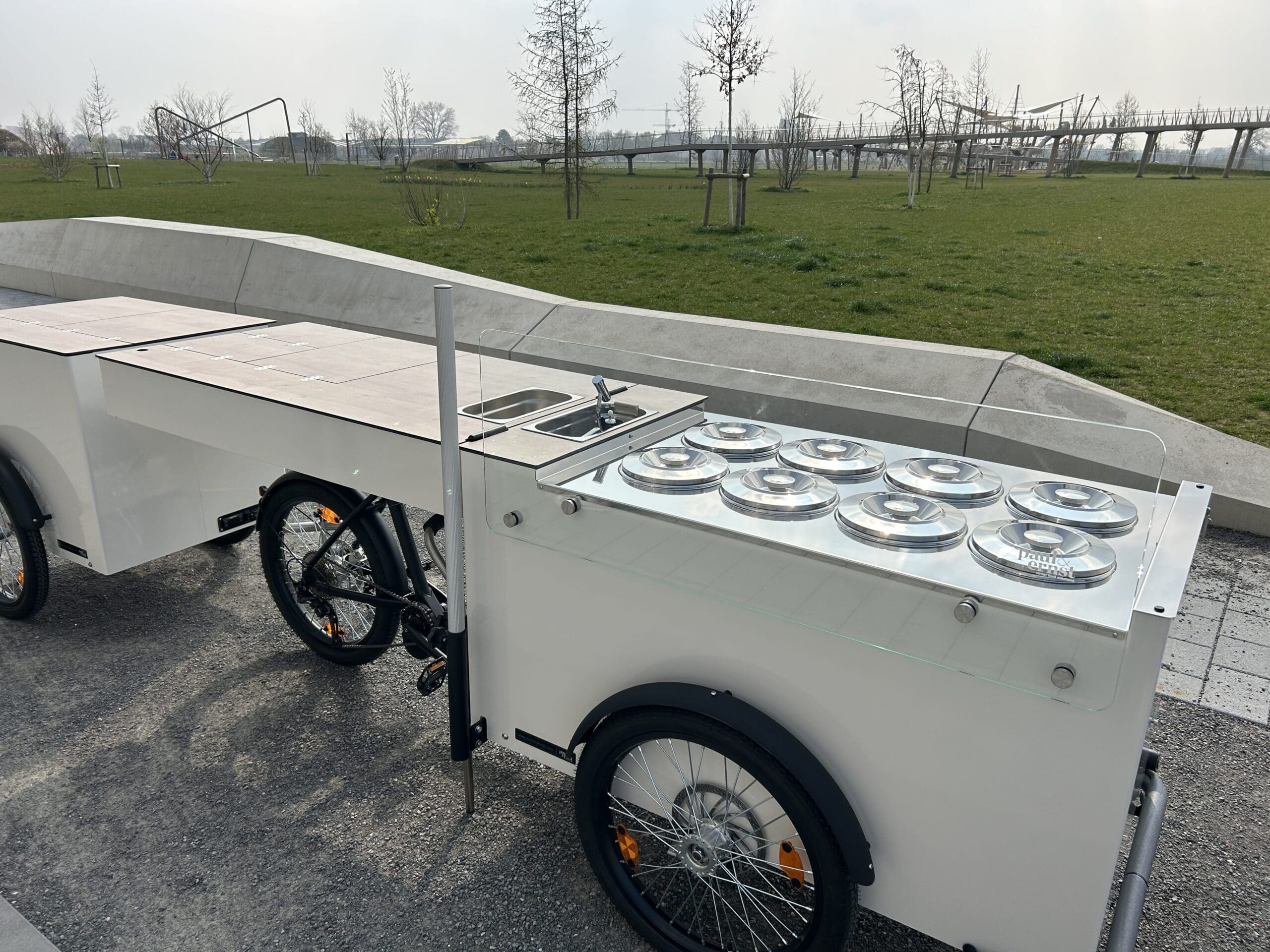 Mit dem neu angeschafften Bike können die Gäste im Sommer Eis und Getränke an der mobilen Bar genießen. © Vanessa Müller