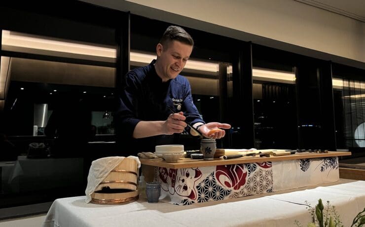 Dawid steht beim zubereiten des Sushis nur wenige Meter von seien Gästen entfernt. © Milena Hartmann