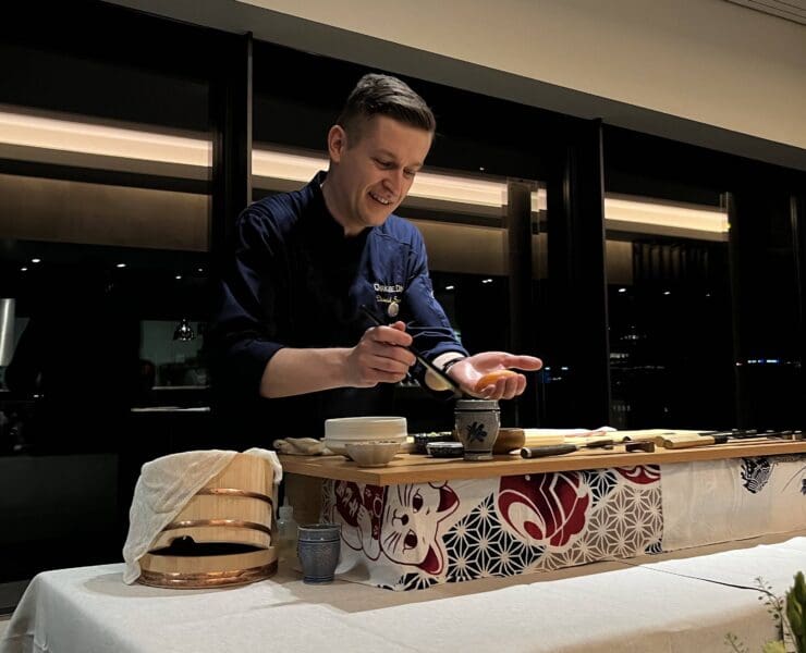 Dawid steht beim zubereiten des Sushis nur wenige Meter von seien Gästen entfernt. © Milena Hartmann