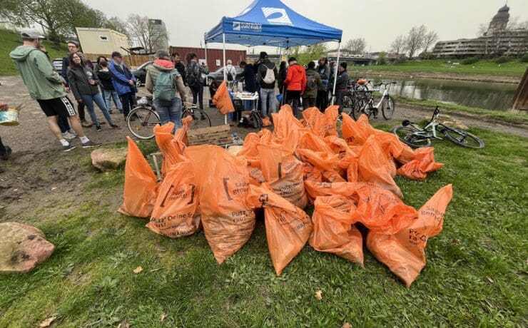 Wir haben an einer Cleanup Aktion der Surfrider Baden/Pfalz teilgenommen. © Daniela Steinbrenner