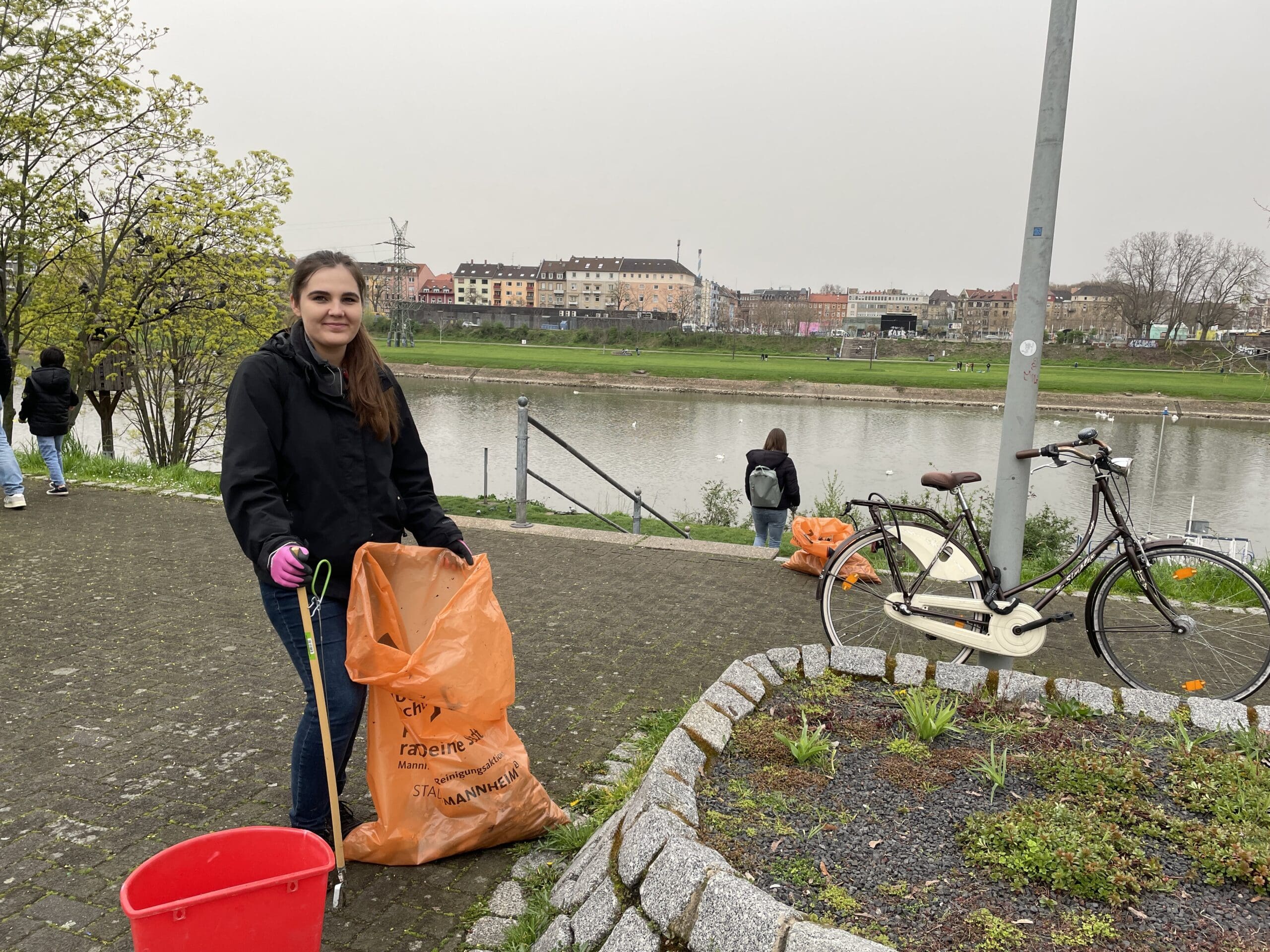 Daniela vom ILMA Team hat mich bei der Aktion unterstützt. © Stefanie Afisa