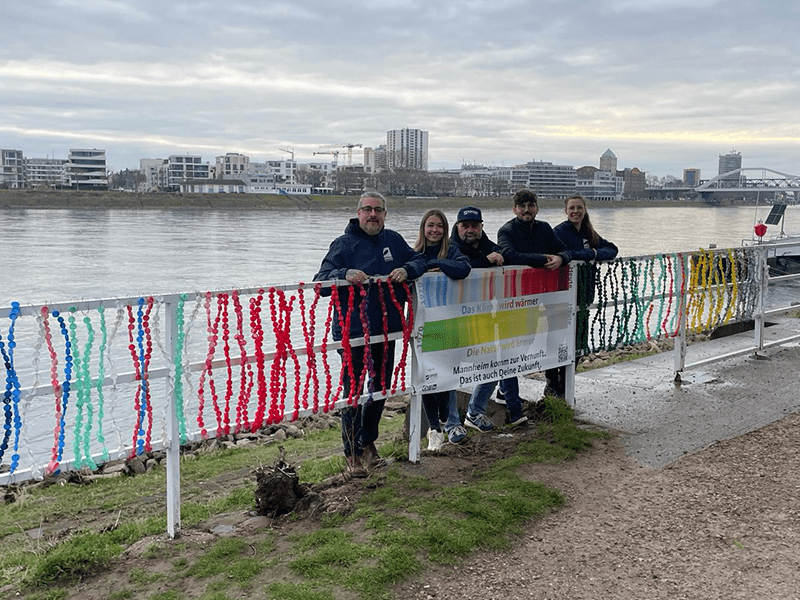 Wichtige Botschaft, dargestellt mit 2.500 aufgefädelten PET-Deckeln. © Surfrider Foundation Baden / Pfalz