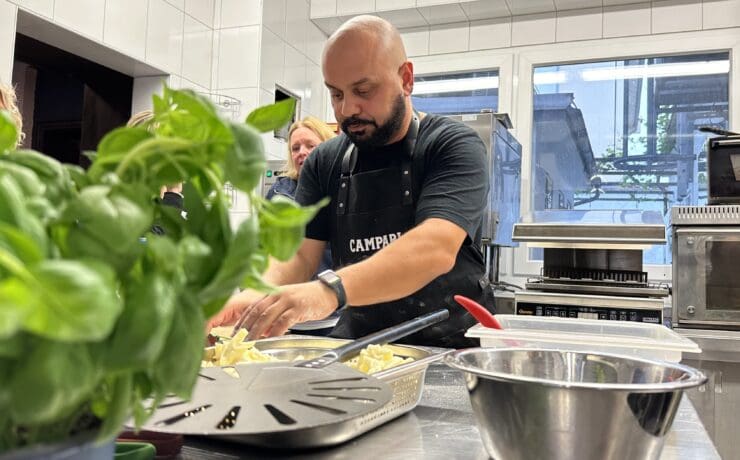 Pizzameister bei der Arbeit. © Milena Hartmann