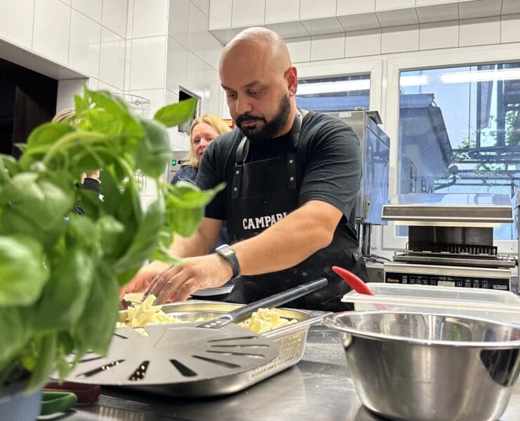 Pizzameister bei der Arbeit. © Milena Hartmann