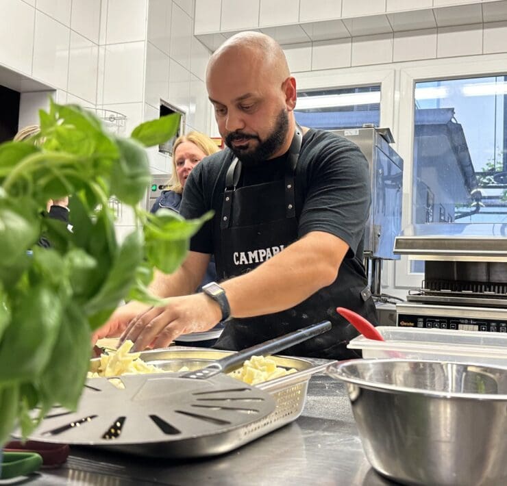 Pizzameister bei der Arbeit. © Milena Hartmann