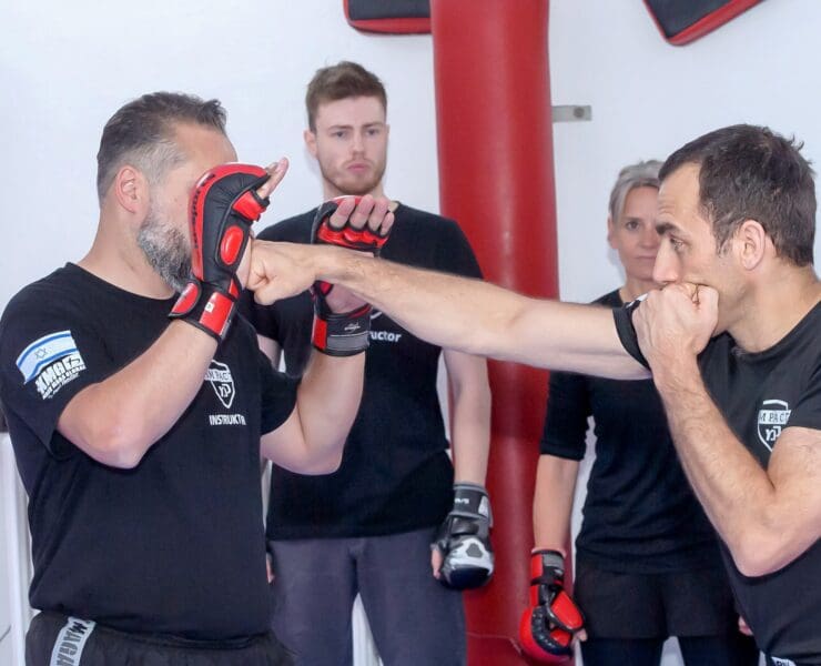 Nadav Shoshan (rechts) beim Training in seiner Selbstverteidigungsschule Impact Krav Maga. © Impact Krav Maga