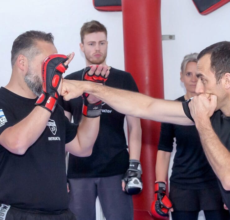 Nadav Shoshan (rechts) beim Training in seiner Selbstverteidigungsschule Impact Krav Maga. © Impact Krav Maga