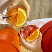 Nicht nur Aperol Spritz erwartet euch in der Fizzy Bar Mannheim – auch zahlreiche weitere Spritz-Variationen. © Sophia Baum