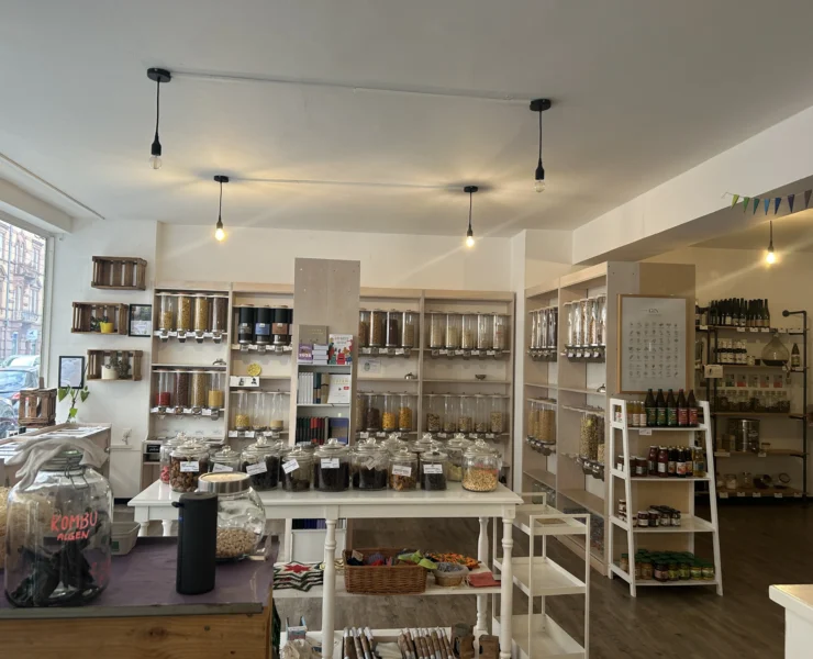 Die Vielfalt an Produkten im Laden ermöglicht sowohl einen Wocheneinkauf als auch Einzeleinkäufe. © Vanessa Müller