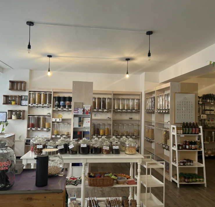 Die Vielfalt an Produkten im Laden ermöglicht sowohl einen Wocheneinkauf als auch Einzeleinkäufe. © Vanessa Müller